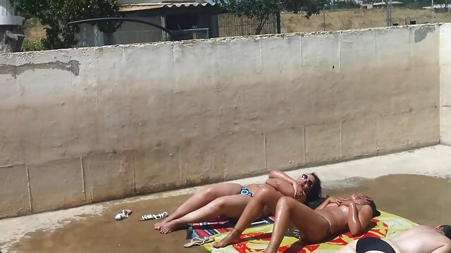 Jessica Jaymes y Cherie DeVille pormo español gratis chupando una polla monstruosa